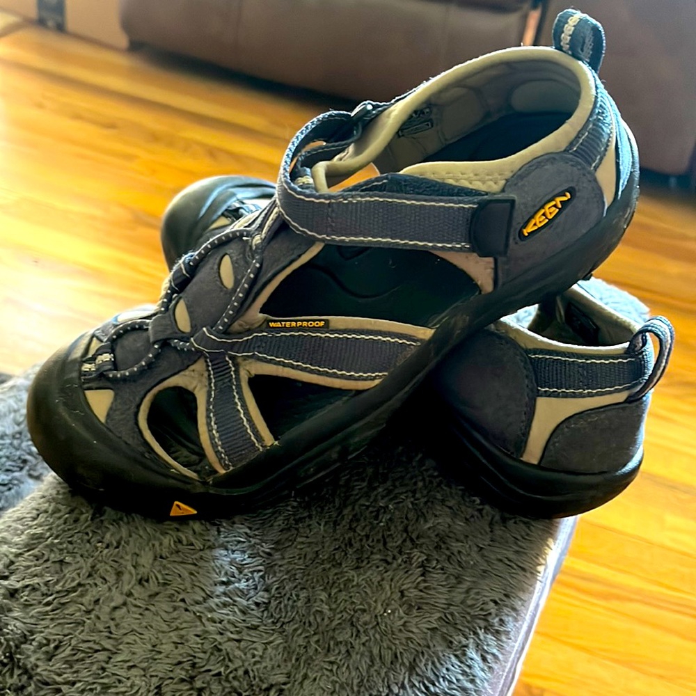 Keen shoes size 5 waterproof